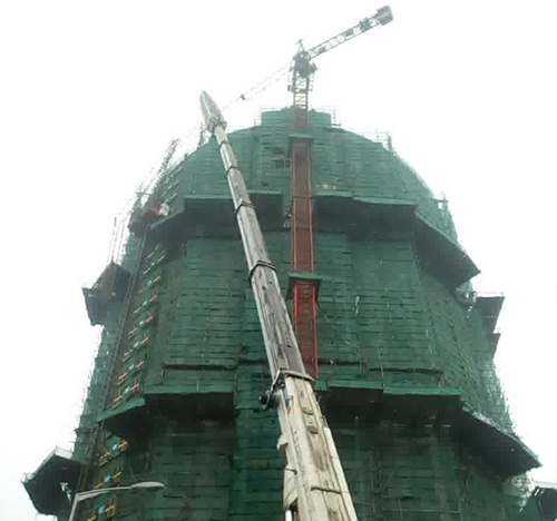 赤城吊车在工地上作业